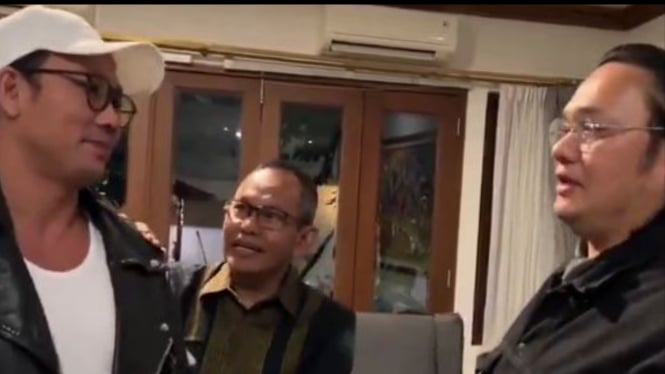 Denny Sumargo mendatangi rumah Farhat Abbas