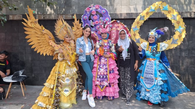 Lestya bersama Cinta Laura saat acara World Clean up Day di Jakarta