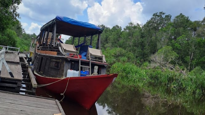 Kapak wisata berlabuh di dermaga Sei Sekonyer