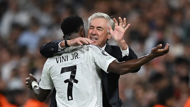 Carlo Ancelotti memeluk Vinicius Junior