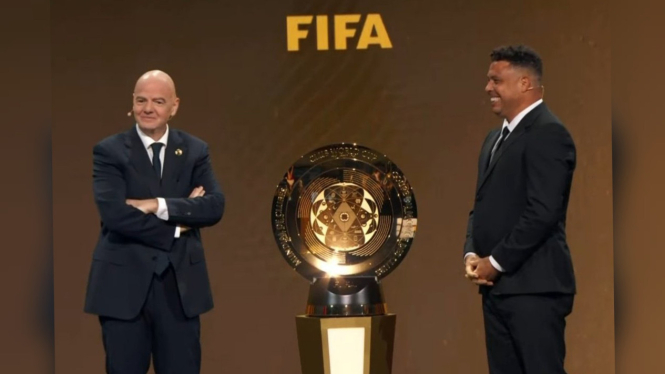 Presiden FIFA dan Ronaldob memperkenalkan trofi Club World Cup 2025