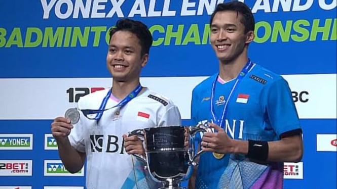 Anthony Ginting dan Jonatan Christie di podium All England 2024