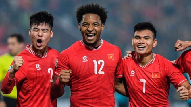 Nguyen Xuan Son (no 12) dan pemain Vietnam lainnya