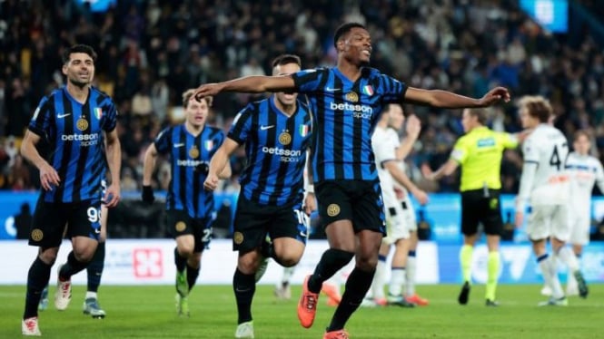 Denzel Dumfries merayakan gol ke gawang Atalanta