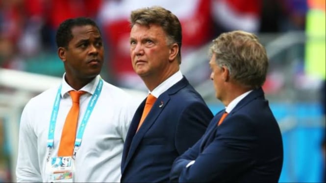 Patrick Kluivert (kiri) asisten Louis Van Gaal di Piala Dunia 2014