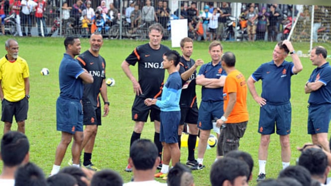 Patrick Kluivert bersama ofisial timnas Belanda di Indonesia