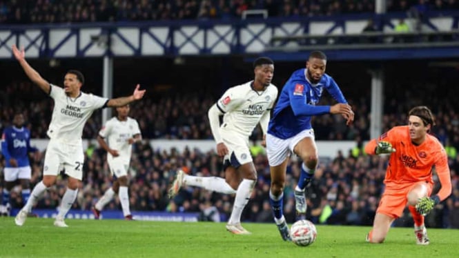 Beto Gomes (jersey biru) saat bobol gawang Peterborough