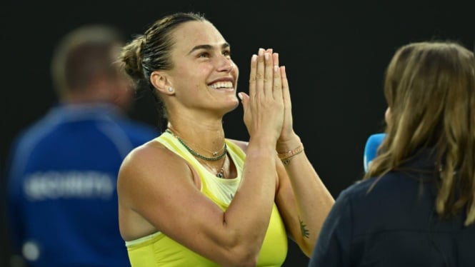 Aryna Sabalenka tertawa sehabis joget asoy