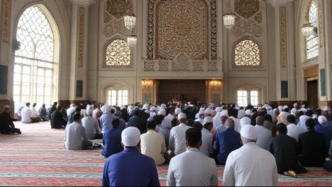 sholat di salah satu masjid Jakarta