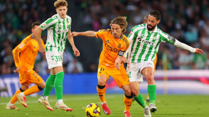 Isco berebut bola dengan Luka Modric, Betis vs Real Madrid