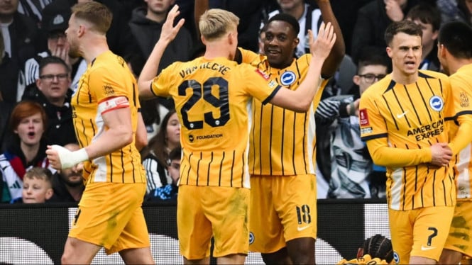 selebrasi gol pemain Brighton and Hove Albion