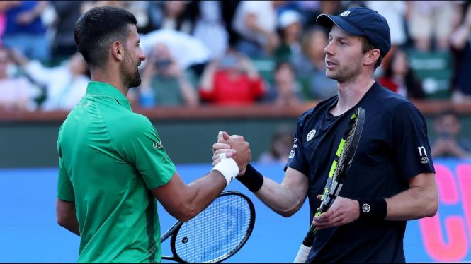 Djokovic menyalami Botic usai duel di Indian Wells
