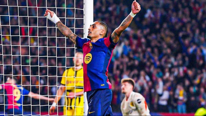 selebrasi gol Raphinha usai bobol gawang Dortmund