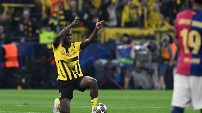 selebrasi hattrick gol Serhou Guirassy vs Barcelona