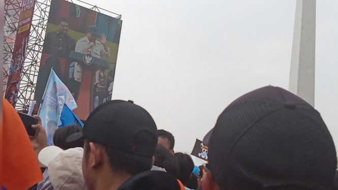 Ribuan buruh menyaksikan orasi Prabowo di Hari Buruh 1 Mei 2025