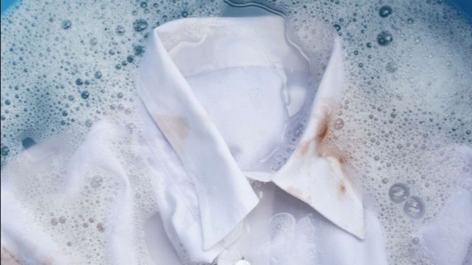 noda di baju putih