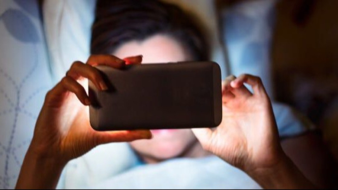 gangguan tidur karena penggunaan smartphone berlebih