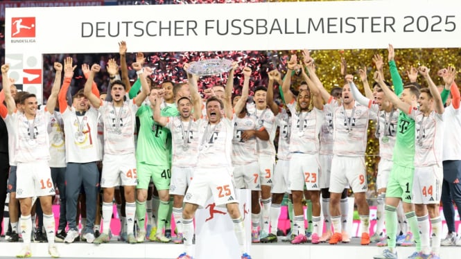 Thomas Mueller mengangkat trofi Meisterschale terakhir bersama Bayern