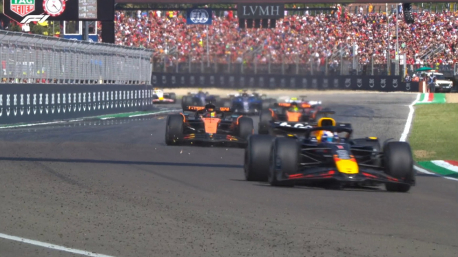 Max Verstappen finis di depan dua pembalap McLaren