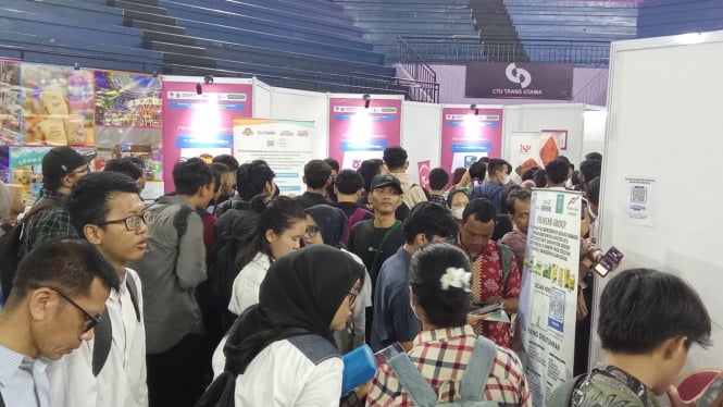 Pencari kerja membeludak di Job Fair GOR Ciracas Mei 2025