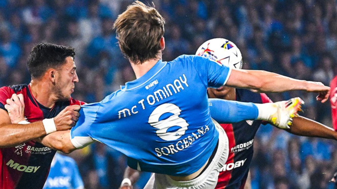 Gol salto Scott McTominay ke gawang Cagliari