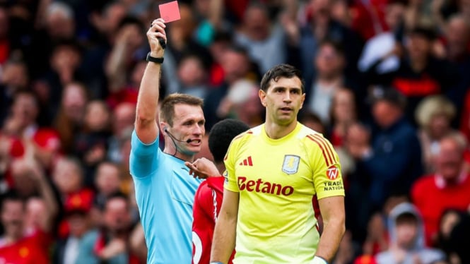 Emeliano Martinez kartu merah di Old Trafford