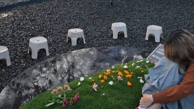 Camillia Laetitia Azzahra di makam sang kakak, Emmeril Khan Mumtadz