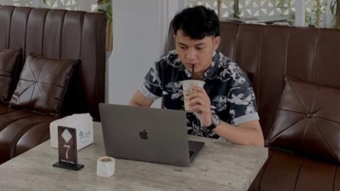 Potret salah satu pengunjung di kafe Milestone & Eat Metro