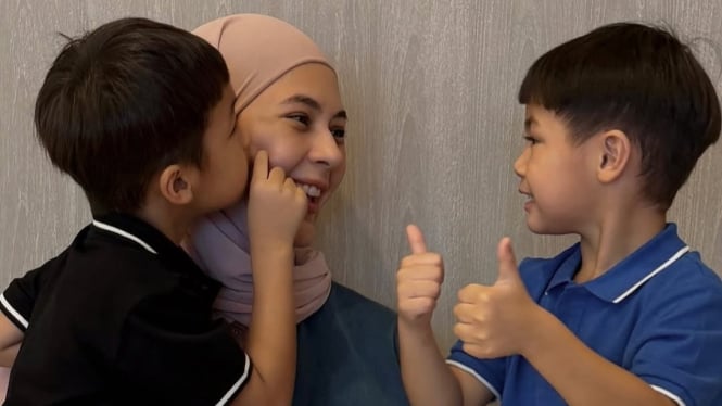 Paula Verhoeven dan kedua buah hatinya