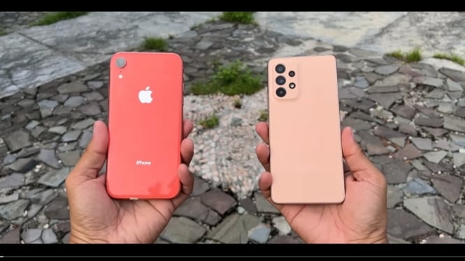 Ponsel iPhone dan Samsung
