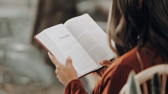 Ilustrasi self care dengan membaca buku