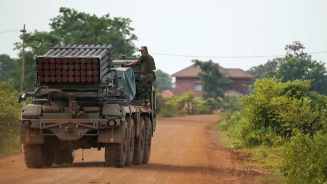 Peluncur roket ganda BM-21 Grad yang dikerahkan oleh tentara Kamboja