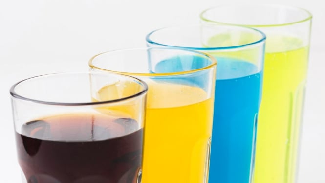 Ilustrasi air minuman dengan berbagai warna.