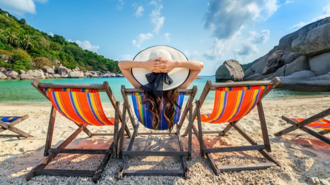 Ilustrasi wanita sedang healing dengan libaran di pantai.
