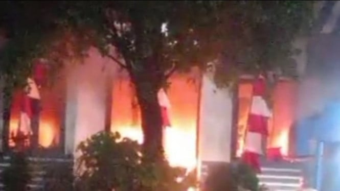 Pos Polisi Dibakar Massa di Depok