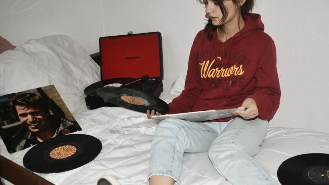 Ilustrasi Gen Z yang mengoleksi vinyl album