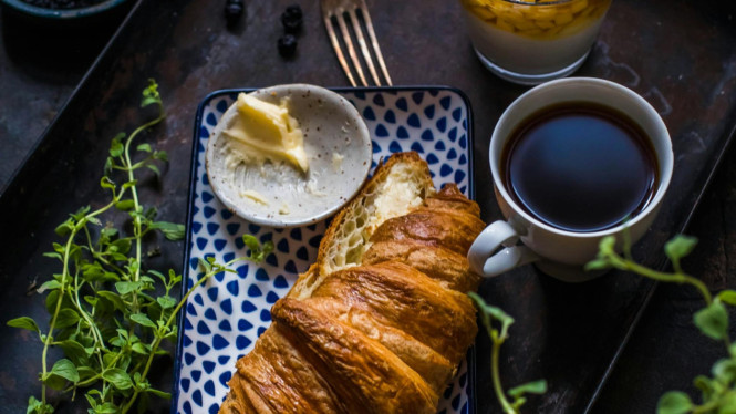 Menu sarapan dengan roti dan kopi