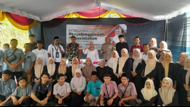 Anggota DPRD Jabar, Tina Wiryawati bersama warga Purwadadi, Ciamis.