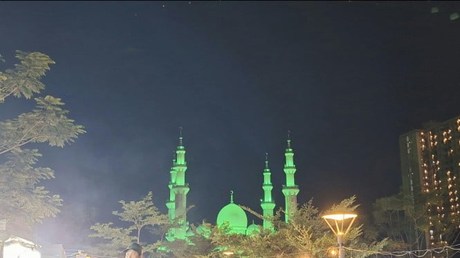 Kulineran malam di Kawasan Masjid At Thohir Cimanggis