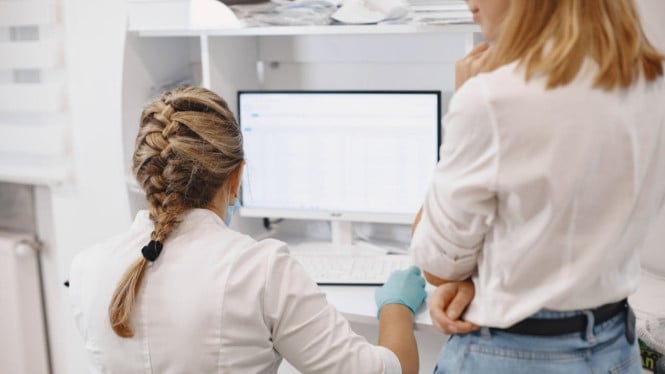 Ilustasi Data di Balik Pelayanan Kesehatan Modern