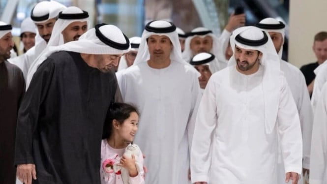 Momen Santai Pemimpin UEA Menyapa Warga di Mal Dubai