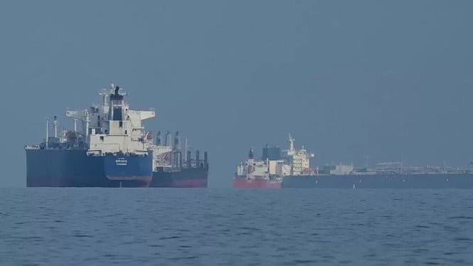 Kapal tanker minyak dan kapal kargo berjejer di Selat Hormuz
