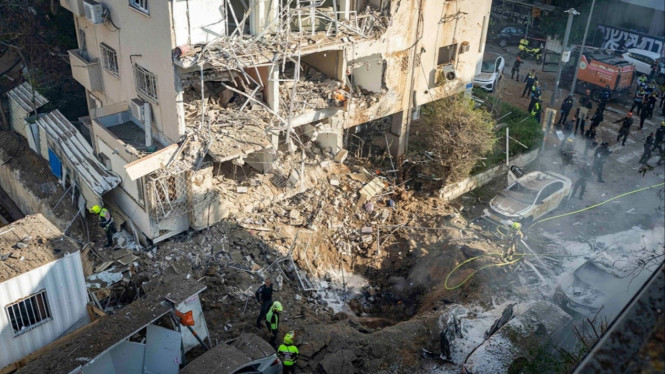 Petugas penyelamat di lokasi serangan rudal di Tel Aviv