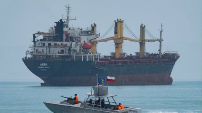 Kapal cepat Garda Revolusi Islam Iran melintasi Teluk Persia