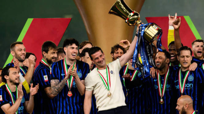Cristian Chivu mengangkat trofi Coppa Italia di musim debutnya melatih Inter Milan