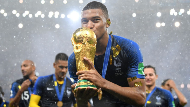 Kylian Mbappe menciumi trofi Piala Dunia FIFA 2018