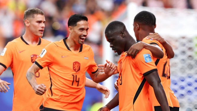 Belanda meraih kemenangan telak melawan Swedia.