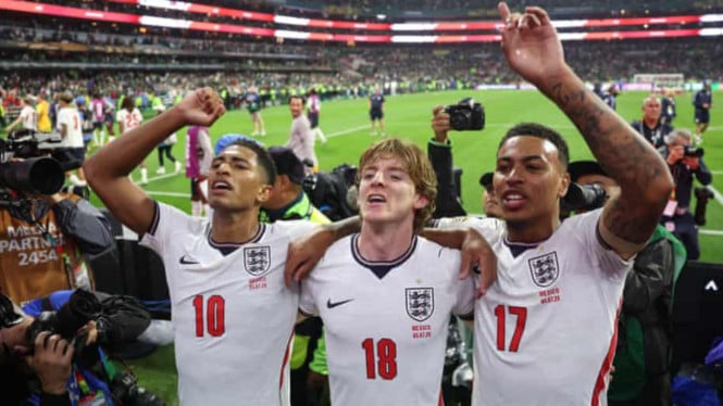 Pemain Inggris merayakan kemenangan atas Meksiko di tribun penonton Stadion Azteca