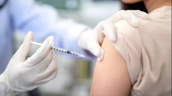 Mendapatkan vaksin flu dan vaksin COVID
