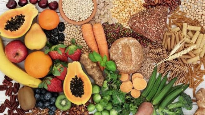 Mengonsumsi makanan tinggi serat untuk lansia
